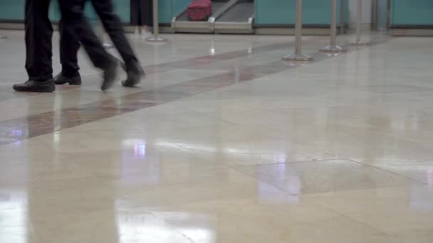 Desfocado fundo do aeroporto, Silhueta Pessoas andando sobre o fundo
. - Filmagem, Vídeo