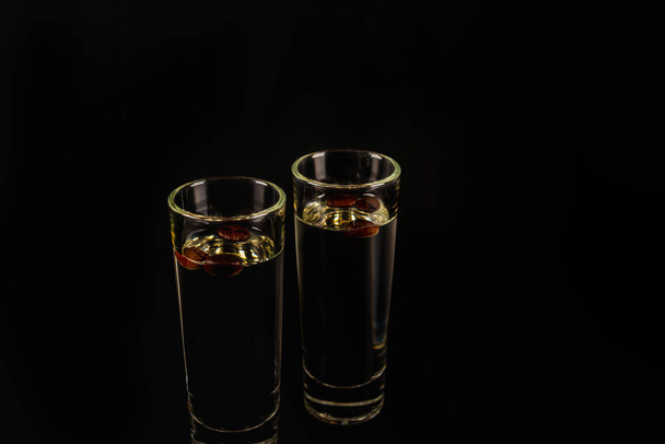 álcool anis aromático com grãos de café em um copo, conjunto de bebidas
 - Foto, Imagem