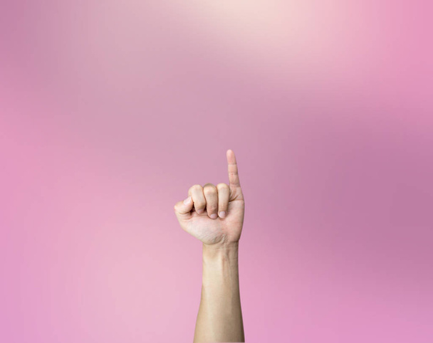 Pinky jurar gesto de la mano sobre fondo rosa
 - Foto, imagen