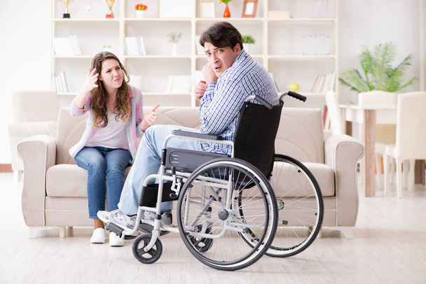 wanhopige gehandicapte in een rolstoel - Foto, afbeelding