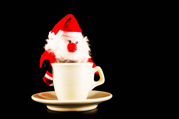 черный кофе в белой чашке и плюшевый Санта-Клаус, набор напитков
 - Фото, изображение
