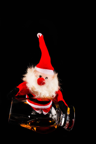 Santa Claus s jednosladovou whisky sklenice, Symbol Vánoc  - Fotografie, Obrázek