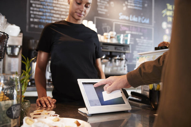 Customer Paying In Coffee Shop Using Credit Card - Foto, afbeelding