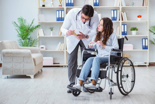 Ασθενείς με ειδικές ανάγκες σε αναπηρικό αμαξίδιο επισκέπτονται γιατρό για τακτικό έλεγχο - Φωτογραφία, εικόνα