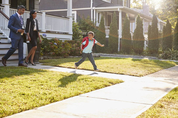 Businesswoman Parents Walking Son To School On Way To Work - Foto, imagen