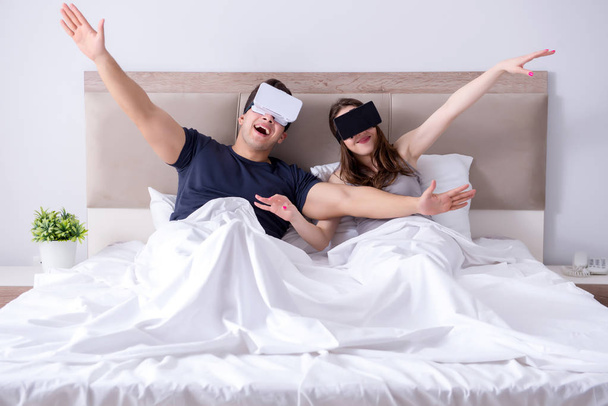 Moglie e marito con occhiali di realtà virtuale nel letto - Foto, immagini