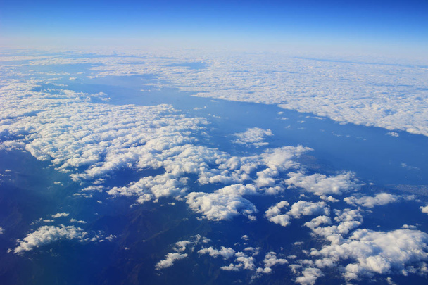 Bílé mraky na obloze z pohledu vzduchu - Fotografie, Obrázek