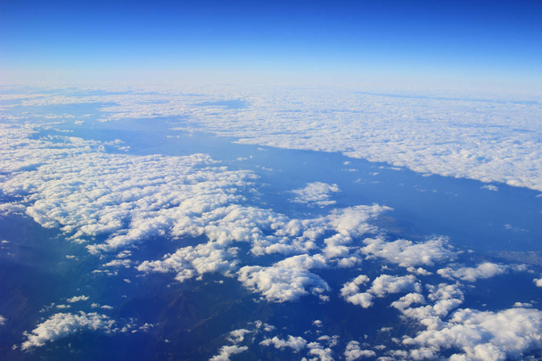 Weiße Wolken am Himmel aus der Luft - Foto, Bild