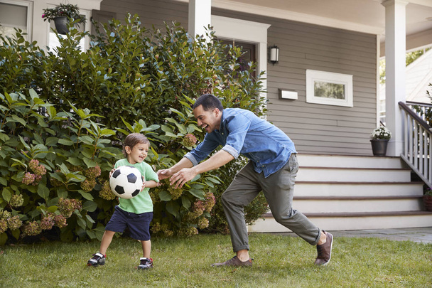 Father Playing Soccer In Garden With Son - Foto, Bild