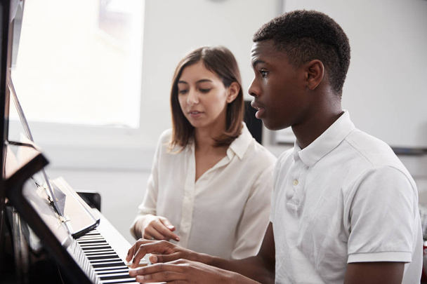 Müzik dersine piyano öğretmeni ile erkek öğrenci - Fotoğraf, Görsel