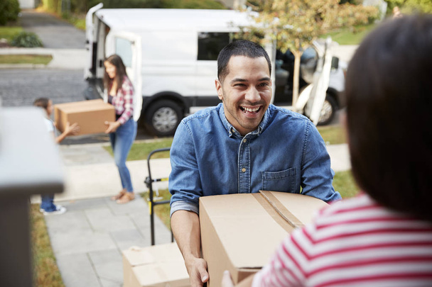 Children Helping Unload Boxes From Van On Family Moving In Day - 写真・画像