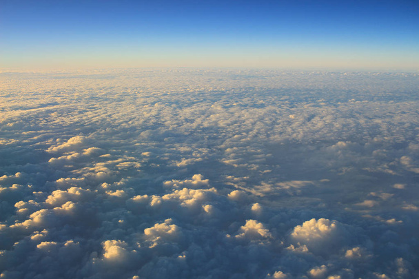 ciel bleu avec gros plan nuageux et lumière du soleil
 - Photo, image