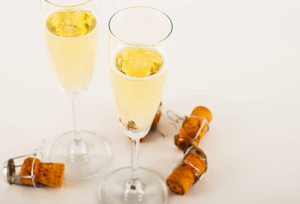 champagne di lusso in un bicchiere, modo festivo per celebrare un nuovo
 - Foto, immagini