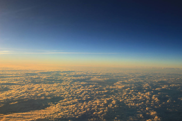 blauwe lucht met wolkenclose-up en zonlicht - Foto, afbeelding