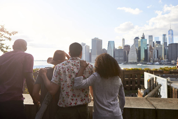 Rear View Of Tourists Looking At Manhattan Skyline - Foto, Imagen