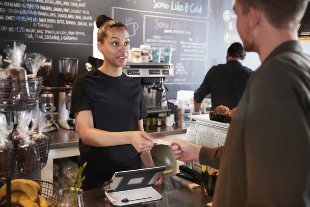 Customer Paying In Coffee Shop Using Credit Card - Foto, Imagem