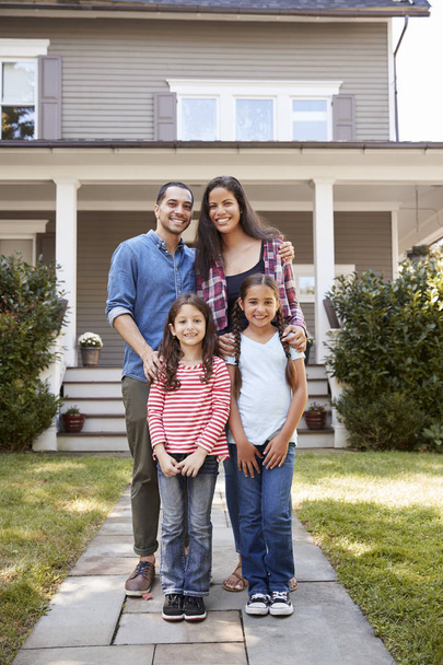 Portrait Of Smiling Family Standing In Front Of Their Home - Foto, Imagem