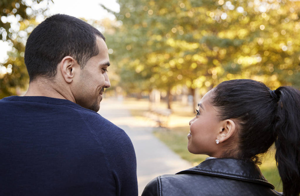 Young Hispanic couple walking in Brooklyn park, back view - Foto, afbeelding