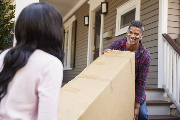 Couple Carrying Big Box Purchase Into House - Foto, imagen