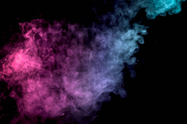 Nuvola viola di fumo di vaporizzatore su sfondo nero isolato
 - Foto, immagini