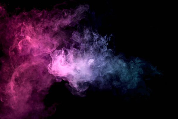 Espeso humo colorido de purle y rosa sobre un fondo negro aislado. Fondo del humo del vapor
 - Foto, imagen