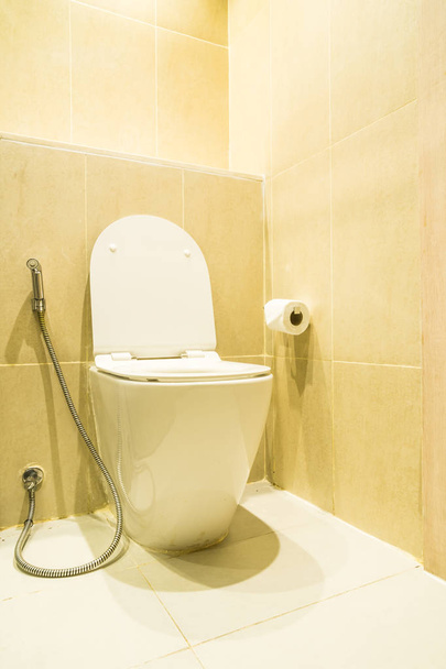 Λευκή τουαλέτα μπολ κάθισμα διακόσμηση στο εσωτερικό μπάνιο - Φωτογραφία, εικόνα