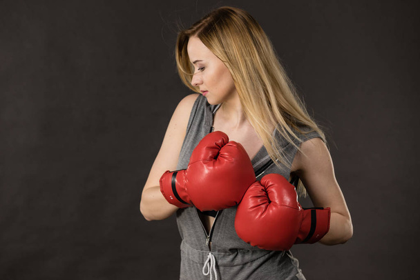 Красива жінка з рукавичками з червоного боксу
 - Фото, зображення