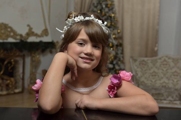 Young girl portrait  in a white wreath - Fotografie, Obrázek