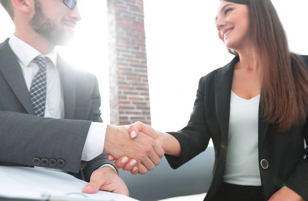 Close-up of two business people shaking hands - Foto, Imagen