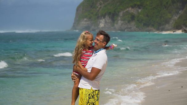 Vader en dochter met kind op het strand. - Foto, afbeelding