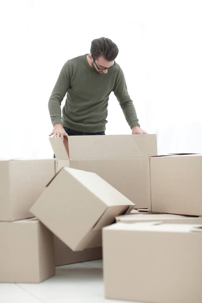confident man unpacking boxes in the new house - Valokuva, kuva