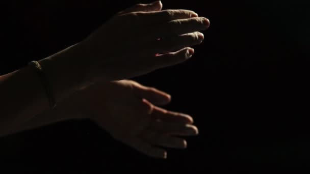 Close-up op de handen van een zwarte achtergrond van een professionele klimmer in magnesia katoen en stof vliegt in verschillende richtingen - Video