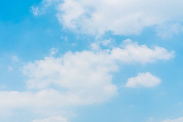 Hermosa nube blanca sobre fondo azul del cielo
 - Foto, Imagen