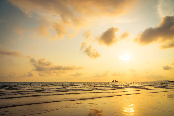 Beautiful sunset on the beach and sea - Foto, Imagen