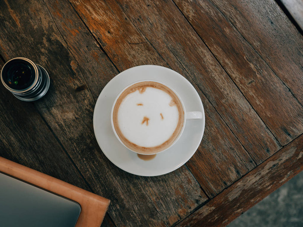 Bovenaanzicht van Latte art koffie cup met een gezicht van schattige beer. - Foto, afbeelding