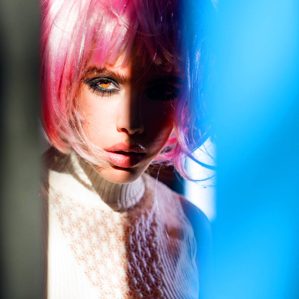 Girl in pink hair wig, fashion - Foto, afbeelding