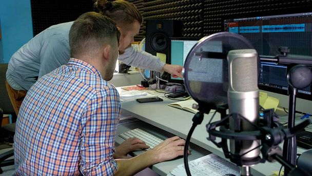 Аудіоредактор працює на звуковій доріжці в студійному звучанні
 - Фото, зображення