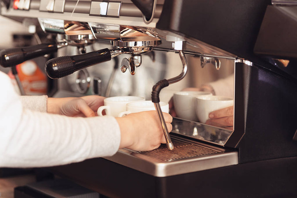 Barista, καφέ, καφέ, προετοιμασία και εξυπηρέτηση έννοια - Φωτογραφία, εικόνα