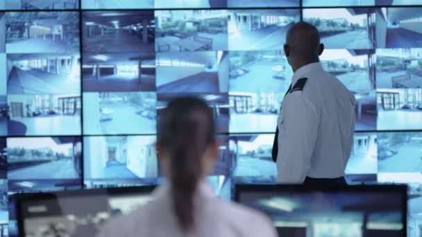 Team di sorveglianza 4K che guarda schermi CCTV e reagisce ad attività sospette
 - Filmati, video