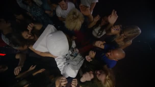 4 k High angle view partij menigte en grappige astronaut dansen in de club - Video