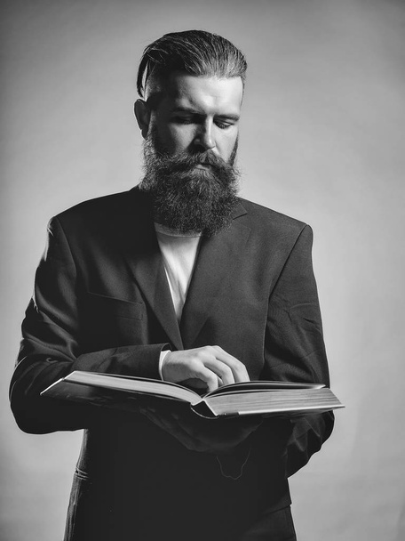 Szakállas jóképű férfi, könyv - Fotó, kép