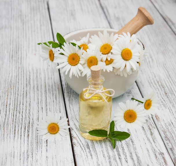 Massage oil and chamomile - Foto, Bild