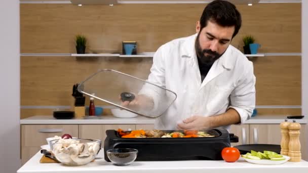 Sortir les légumes grillés du gril
 - Séquence, vidéo