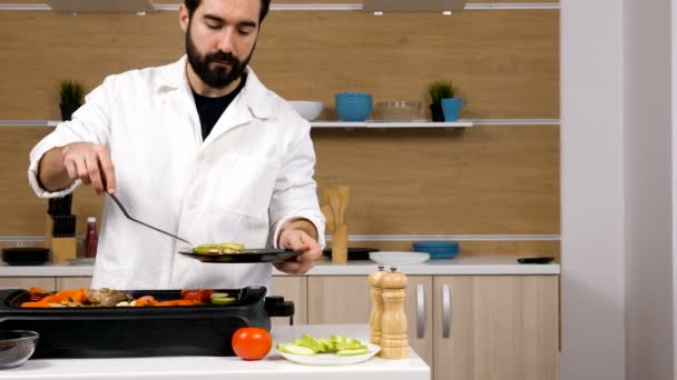 Lihan ja vihannesten saaminen grillistä
 - Materiaali, video