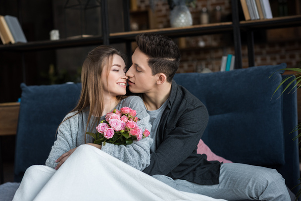 Freund will Freundin mit Rosenstrauß küssen, Konzept zum Internationalen Frauentag - Foto, Bild