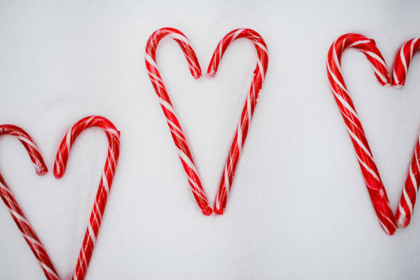 різдвяні серця з цукерок з іграшками ізольовані на білому фоні
 - Фото, зображення