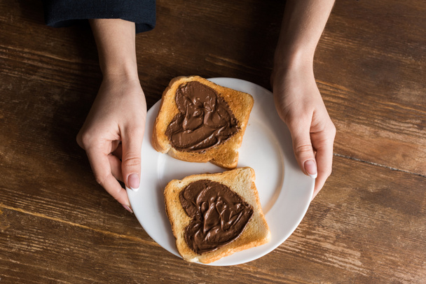 обрезанный образ девушки, держащей тарелку с тостами с сердцами, День святого Валентина концепция
 - Фото, изображение