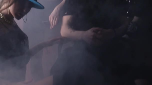 Gruppe von sexy Mädchen umgeben Rapper Mann vor Ziegelwand in dunklen Raum - Filmmaterial, Video