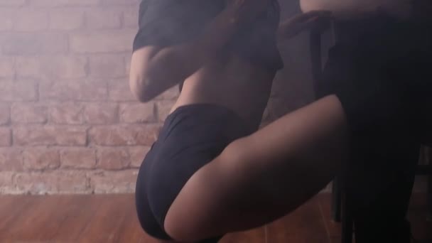 Hete vrouw squats strelen haar been, hand met roze nagellak - Video