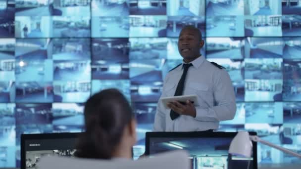 4 к офіцер безпеки спілкування з персоналу в контрольній кімнаті спостереження - Кадри, відео